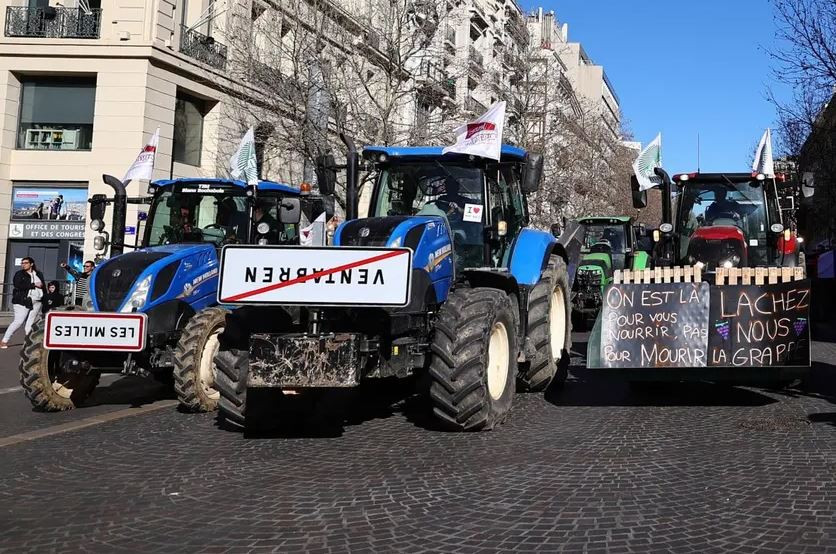 Protest poljoprivrednika u Francuskoj: Blokirali put, bacali smeće i slamu