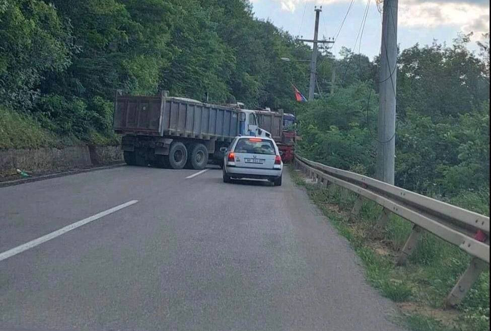 Na sjeveru Kosova barikade, u Kosovskoj Mitrovici sirene