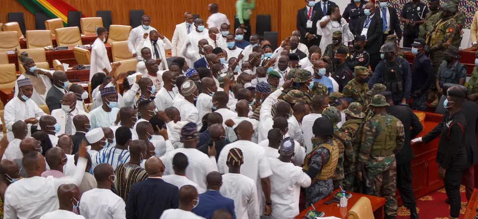 Grupa vojnika upala u Parlament Gane poslije spora vlasti i opozicije