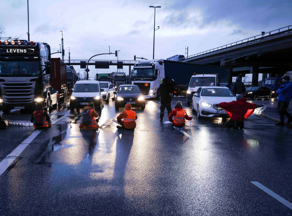 Njemački ekološki aktivisti se zalijepili za puteve