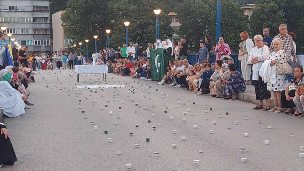 U Goraždu i Ustikolini performans za žrtve Srebrenice 'Nema te na kahvi'