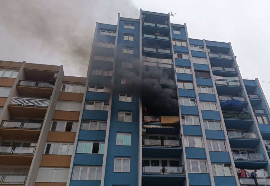 U Višegradskoj ulici u Goraždu gori stan, vatrogasci na terenu