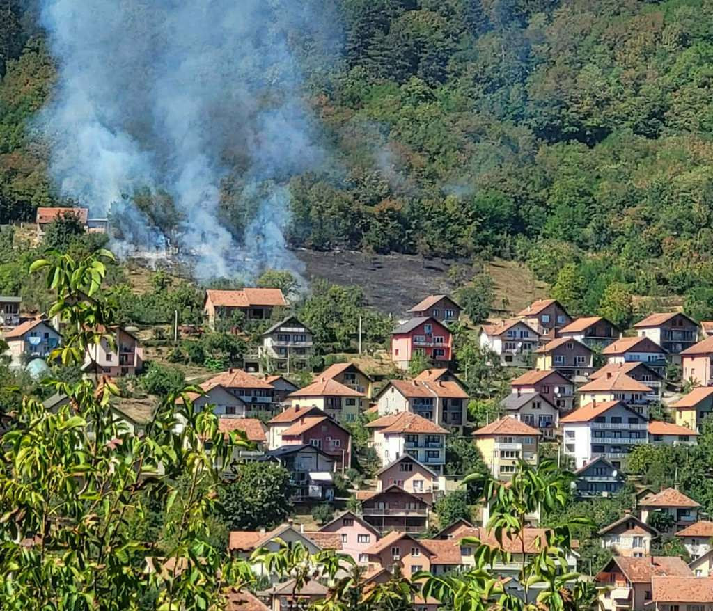 Požar u goraždanskom naselju Rorovi stavljen pod kontrolu