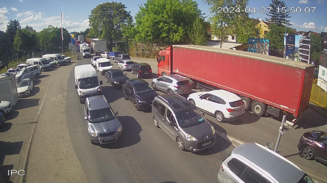 Gužve u oba smjera na prelazima u Gradišci i Gradini, duga zadržavanja na ulazu u BiH u Brodu, Izačiću i Velikoj Kladuši
