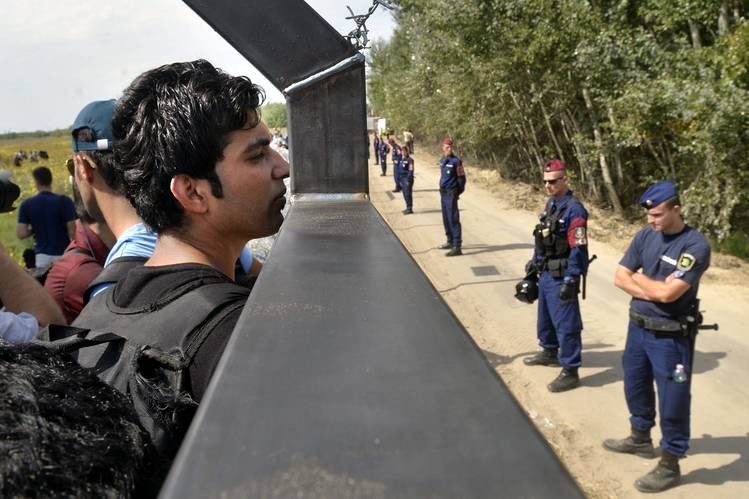 Mađarska zabrinuta zbog migracionog pritiska na granici Srbije