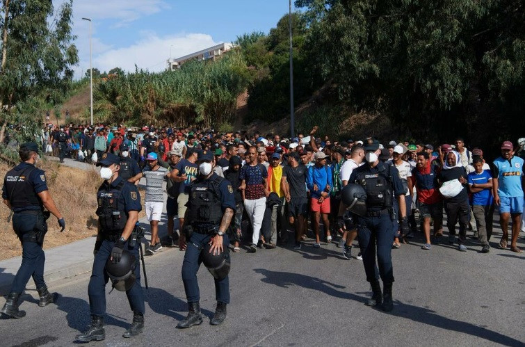 Migranti se sukobili sa policijom i probili ogradu u kampu u Grčkoj