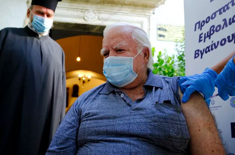 Grčka počela davati vakcine protiv COVID-19 ispred crkvi