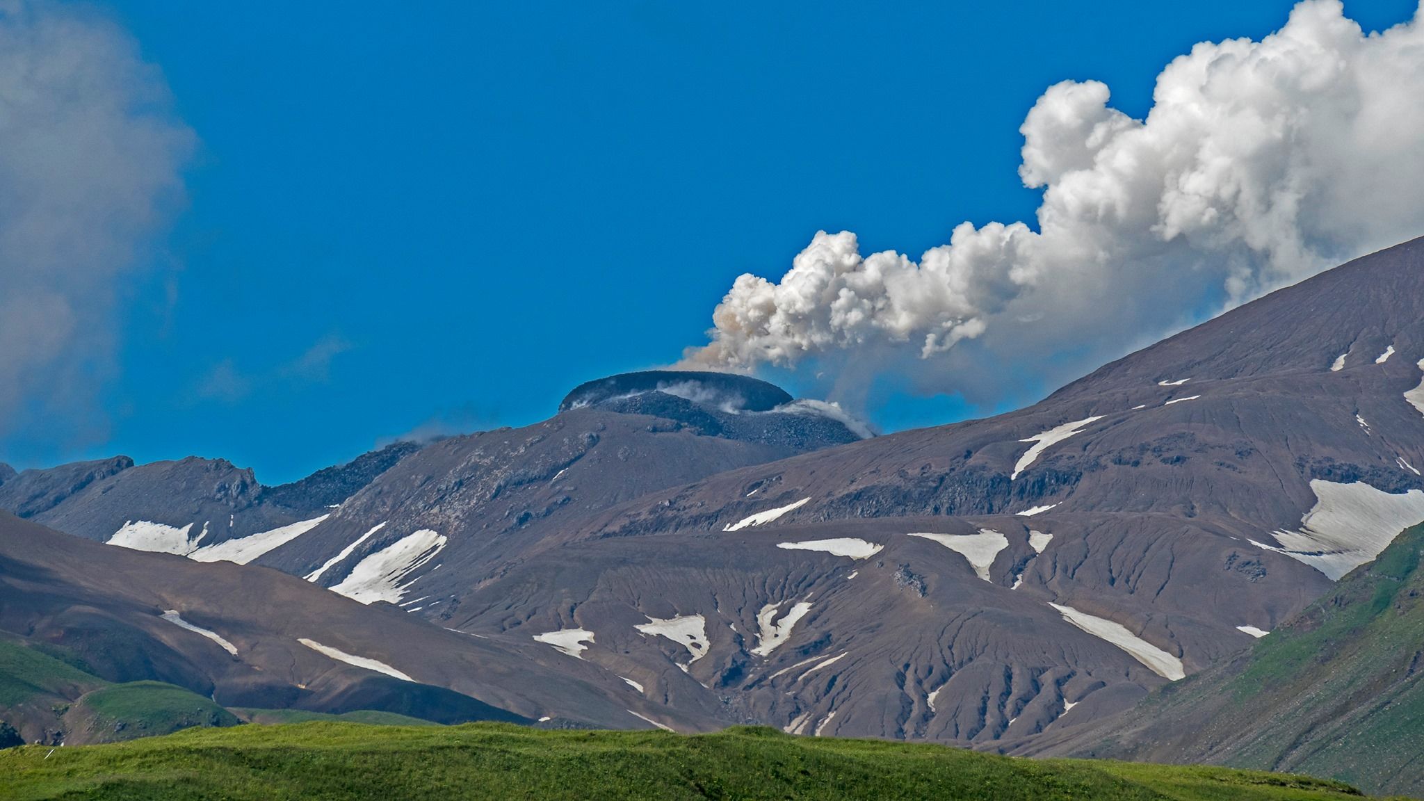 Na Aljasci jedan od tri vulkana izbacuje lavu, drugi pepeo