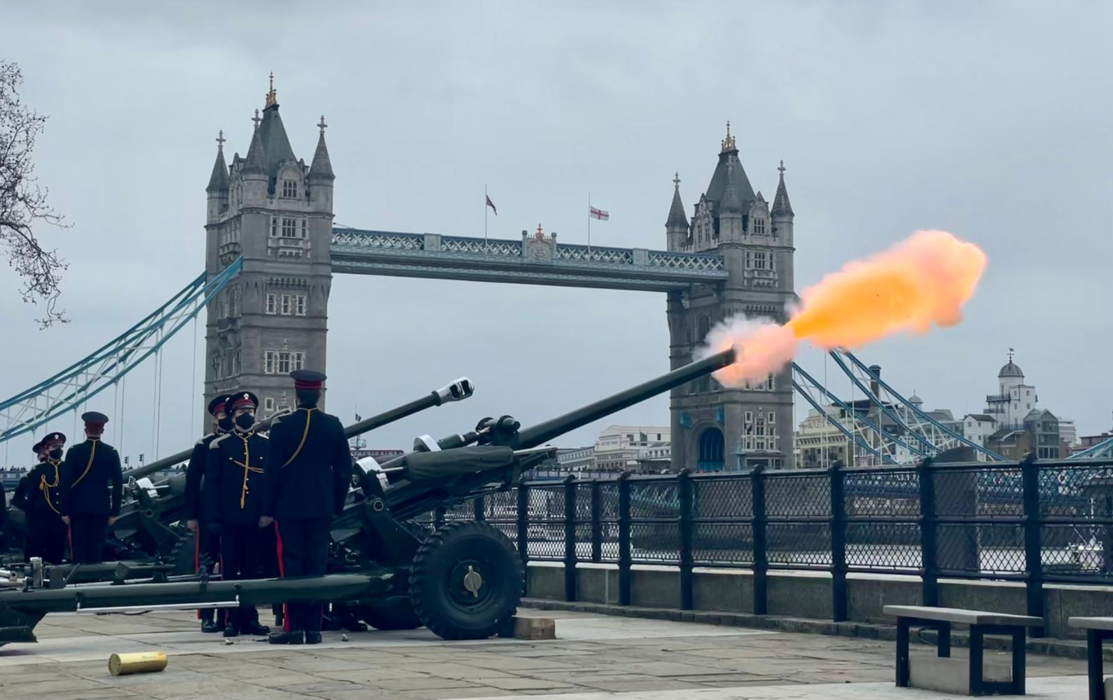 Počasni plotuni ispaljeni širom Britanije povodom smrti princa Filipa