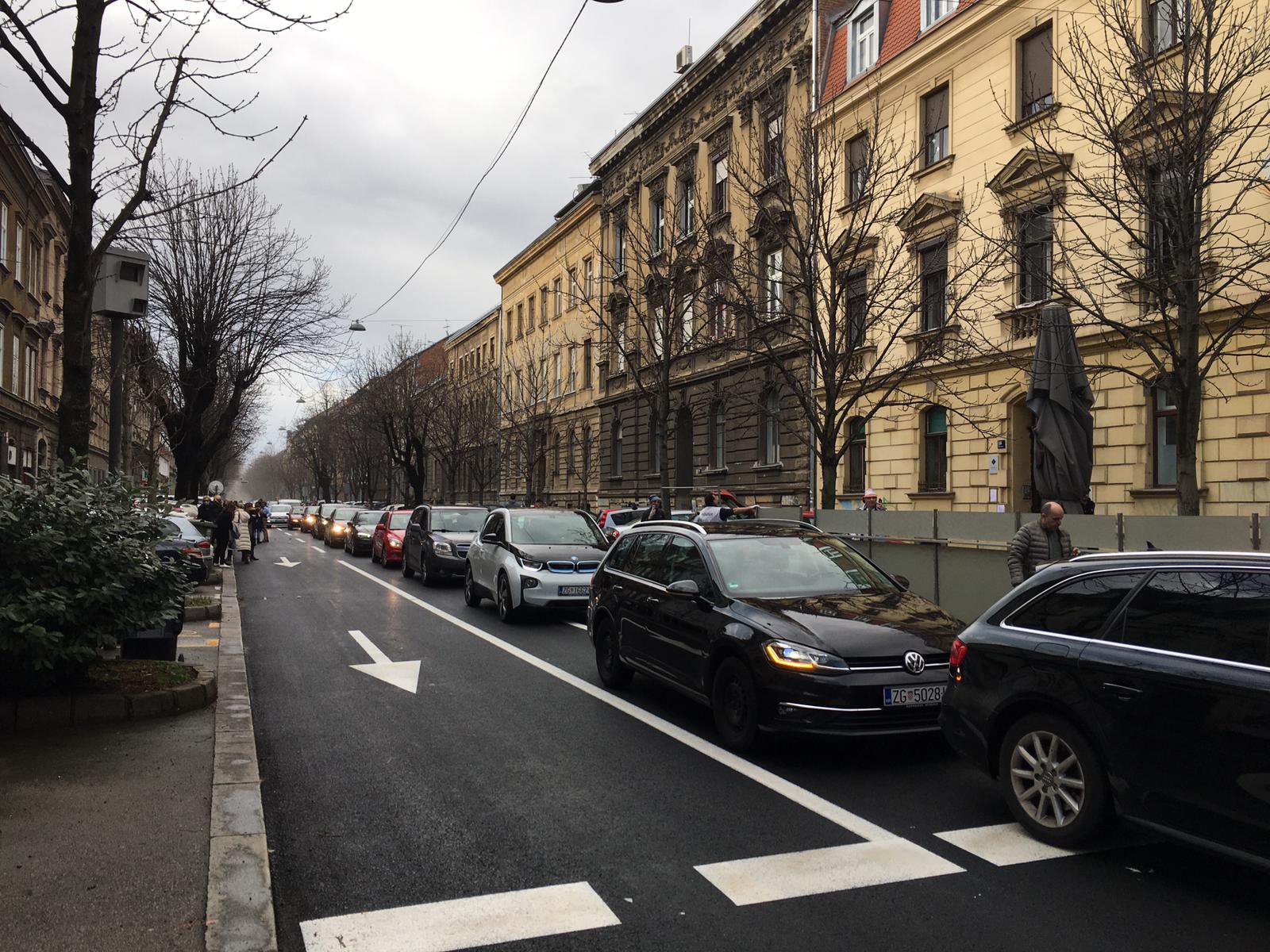 Na zagrebačkim ulicama kolone automobila i građana