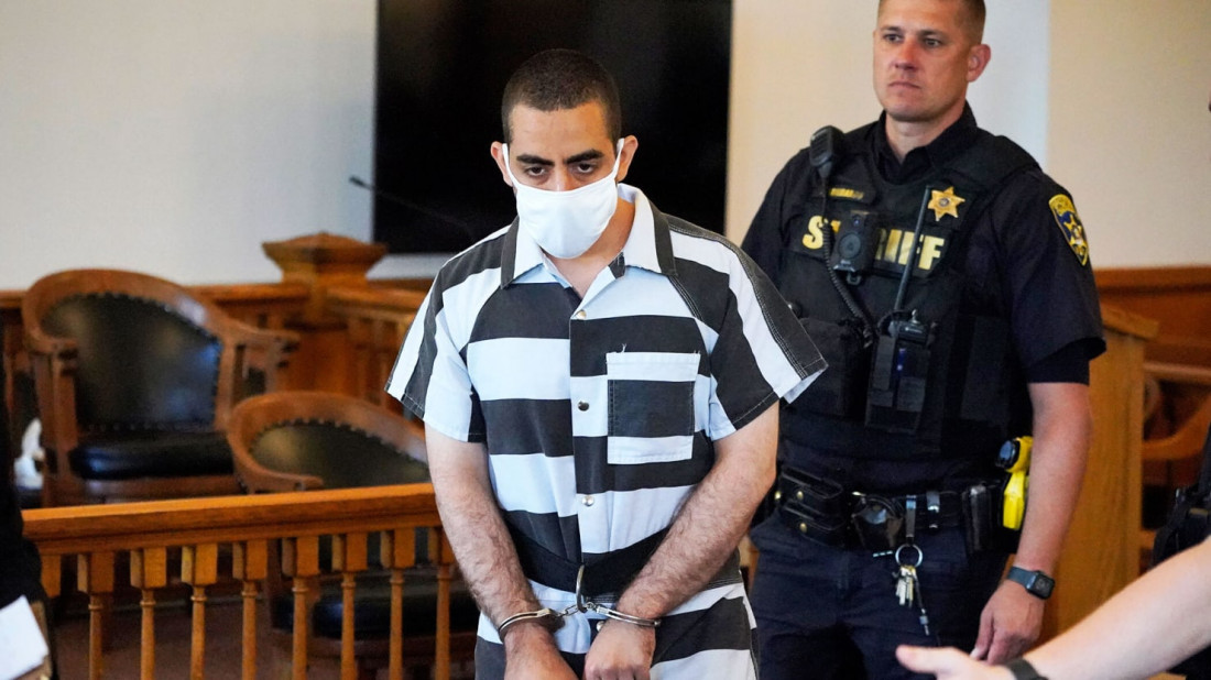 SAD: Osumnjičeni za napad na Salmana Rushdieja izjasnio se da nije kriv