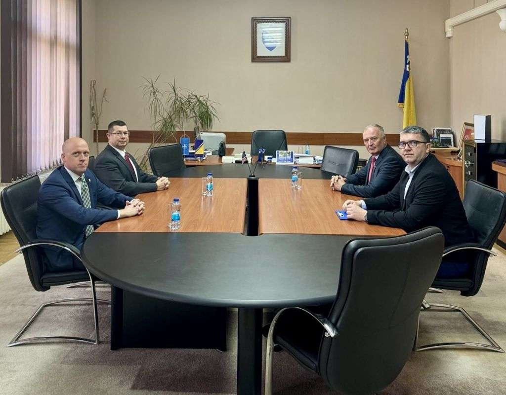 Helez sa vojnim atašeom SAD-a, ne postoje prijetnje