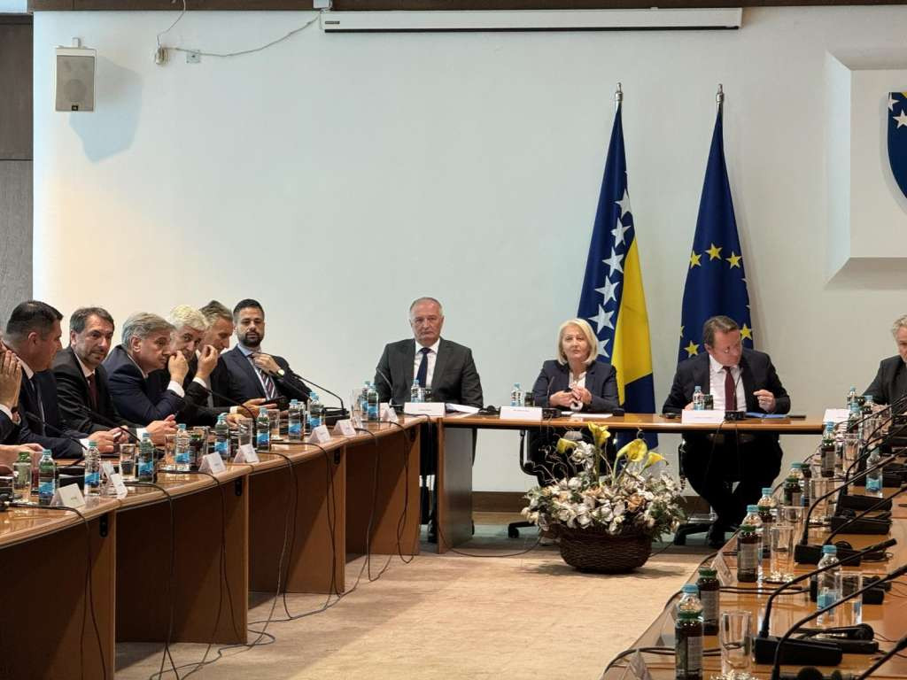 Helez sa Varhelyiem: Borit ću se za ispunjenje uslova za članstvo u EU