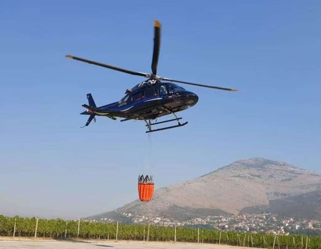 Helikopter OS BiH gasi požar na Crnom vrhu na Grmeču