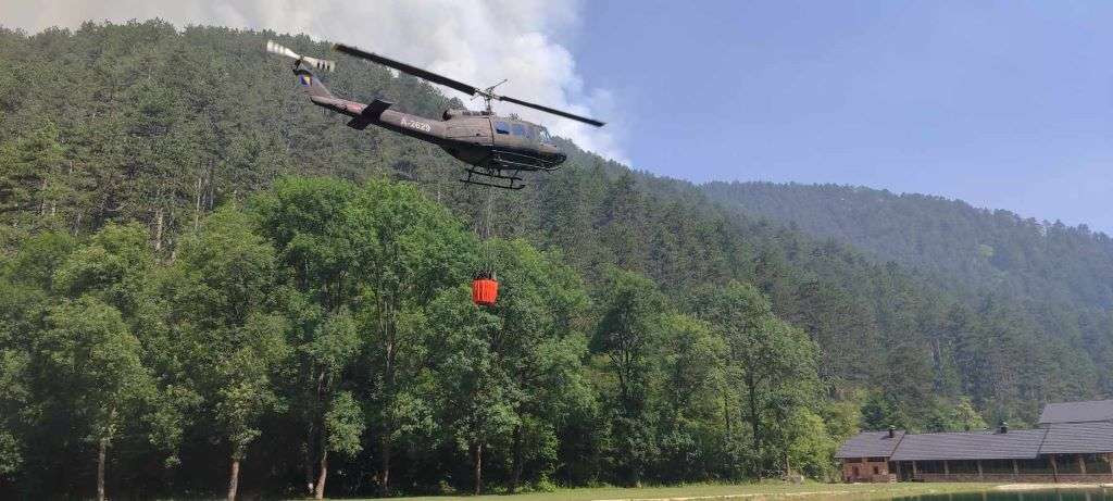 Helikopteri Oružanih snaga BiH gase požar u blizini Bugojna