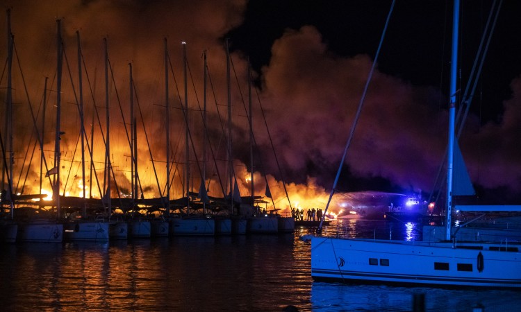 U požaru u marini u Kaštel Gomilici izgorjelo pet većih jahti