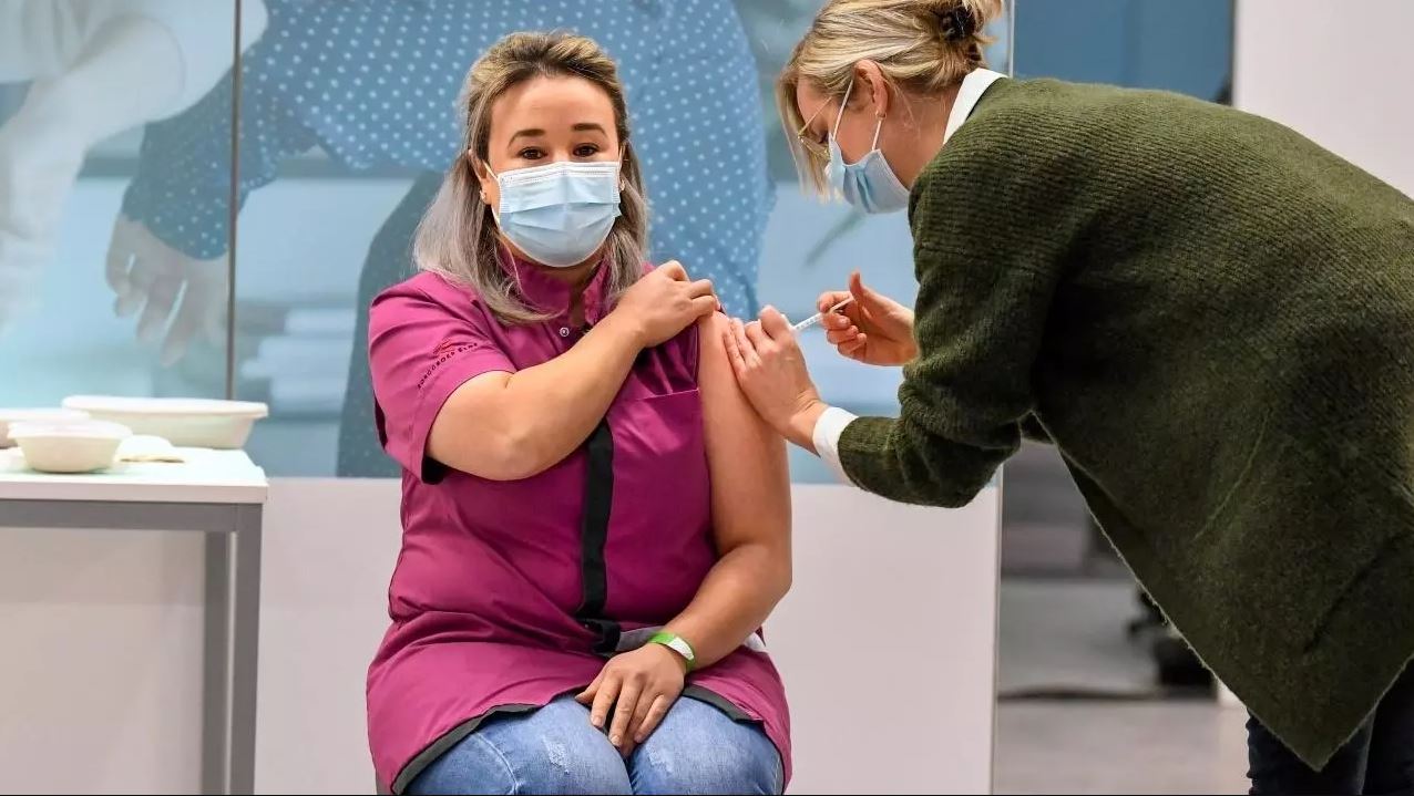 Holandija: Medicinska sestra prva primila vakcinu