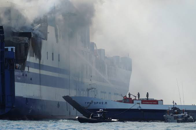 Požar na grčkom trajektu na putu za Mikonos, svih 58 osoba evakuisano