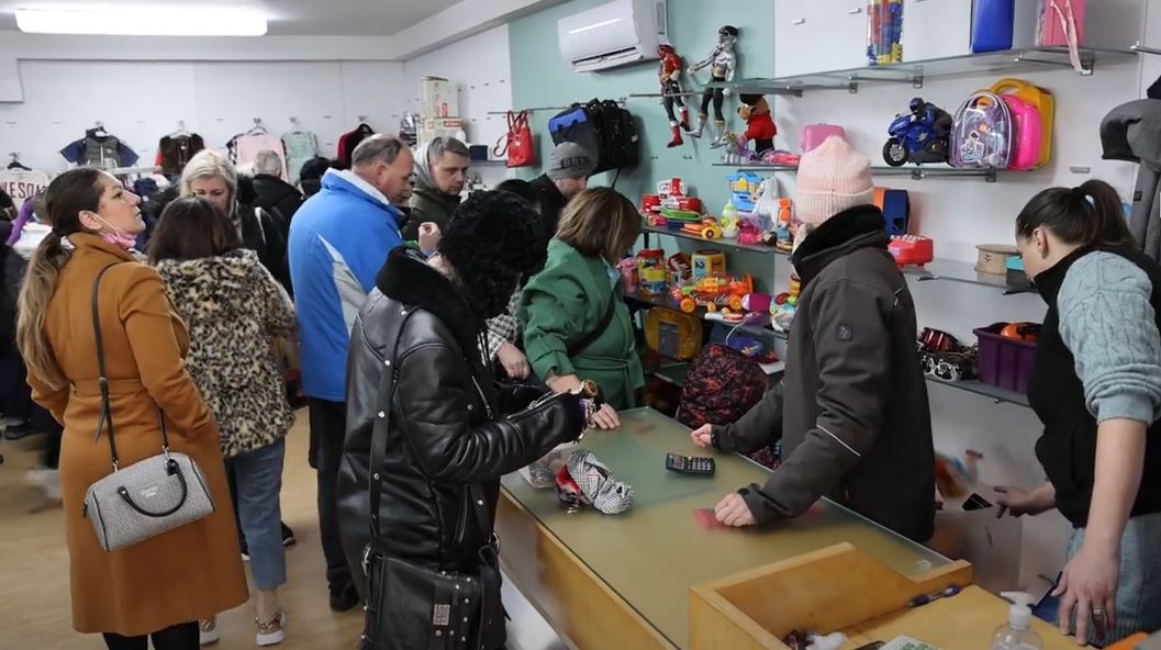 Udruženje Pomozi.ba organiziralo Humanitarni bazar, prihod namijenjen za projekt 'Obrok za sve'
