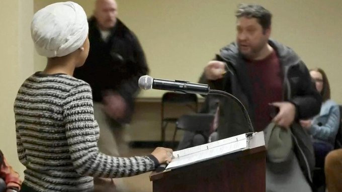 Incident na skupu u Minnesoti - Na Ilhan Omar bačena nepoznata tečnost