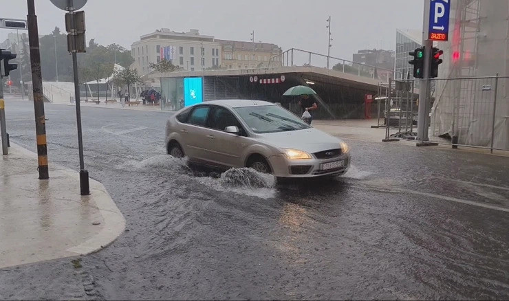 U Hrvatsku stigla promjena vremena, prekinut saobraćaj Jadranskom magistralom