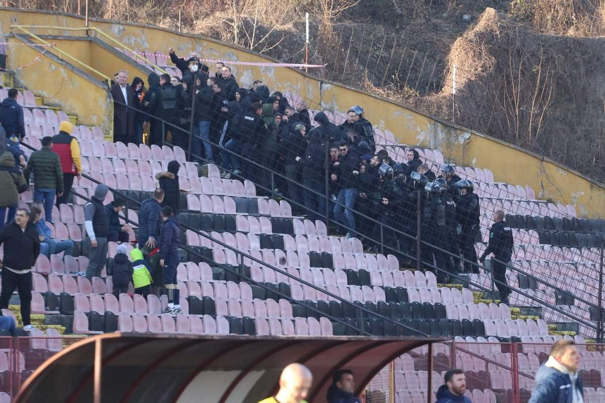 Nemile scene na stadionu Tušanj 