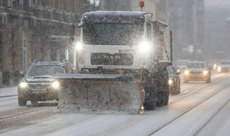 Zagreb pod snijegom, pala tenda u centru, voz nakon 21 sata iz Zagreba stigao u Split