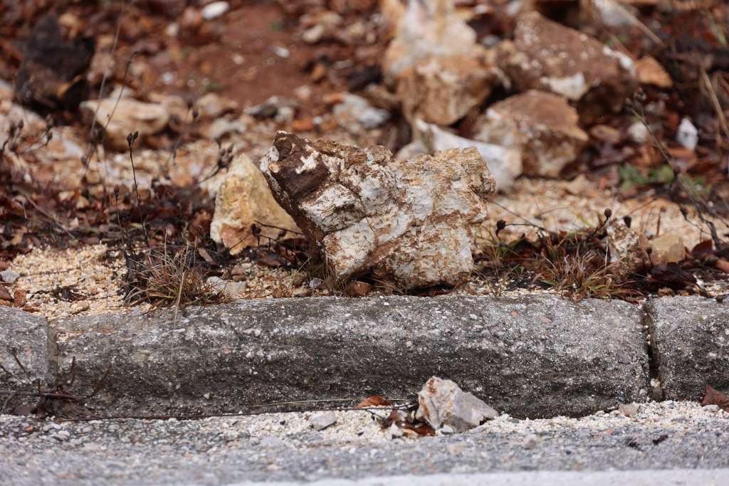 Zbog opasnosti od odrona obustavljen saobraćaj na putu Bistrik - Lapišnica