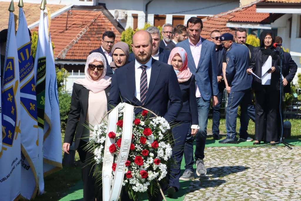 Delegacija Kantona Sarajevo obilježila 33. godišnjicu bitke za odbranu Predsjedništva Republike BiH