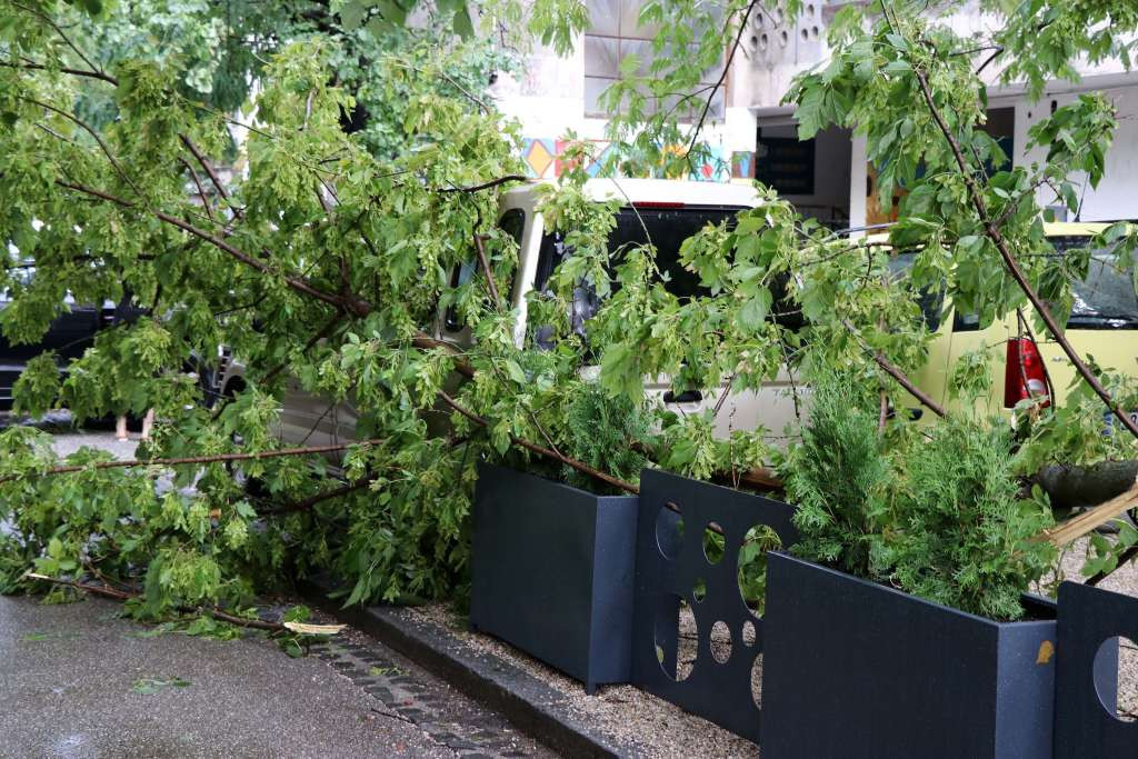 Na pojedinim putnim dionicama mogući nailasci na granje i materijale koje je vjetar nanio na kolovoz