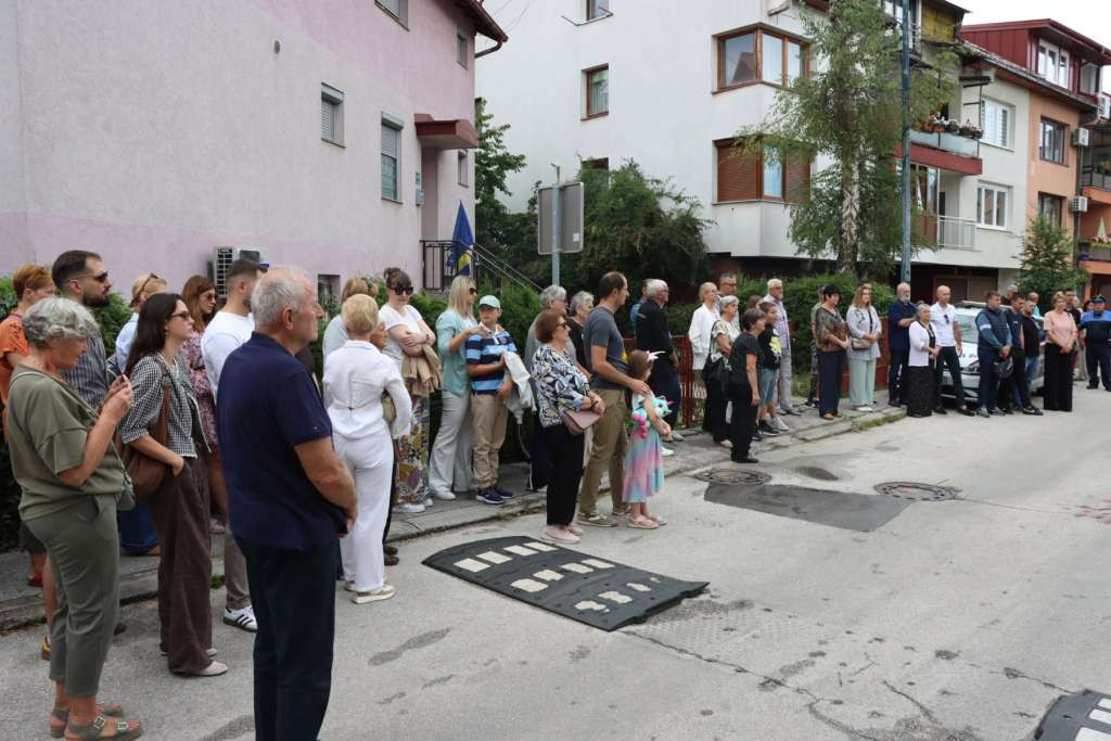 Obilježena 33. godišnjica stradanja Sarajlija u redu za vodu u ulici Hakije Turajlića na Dobrinji