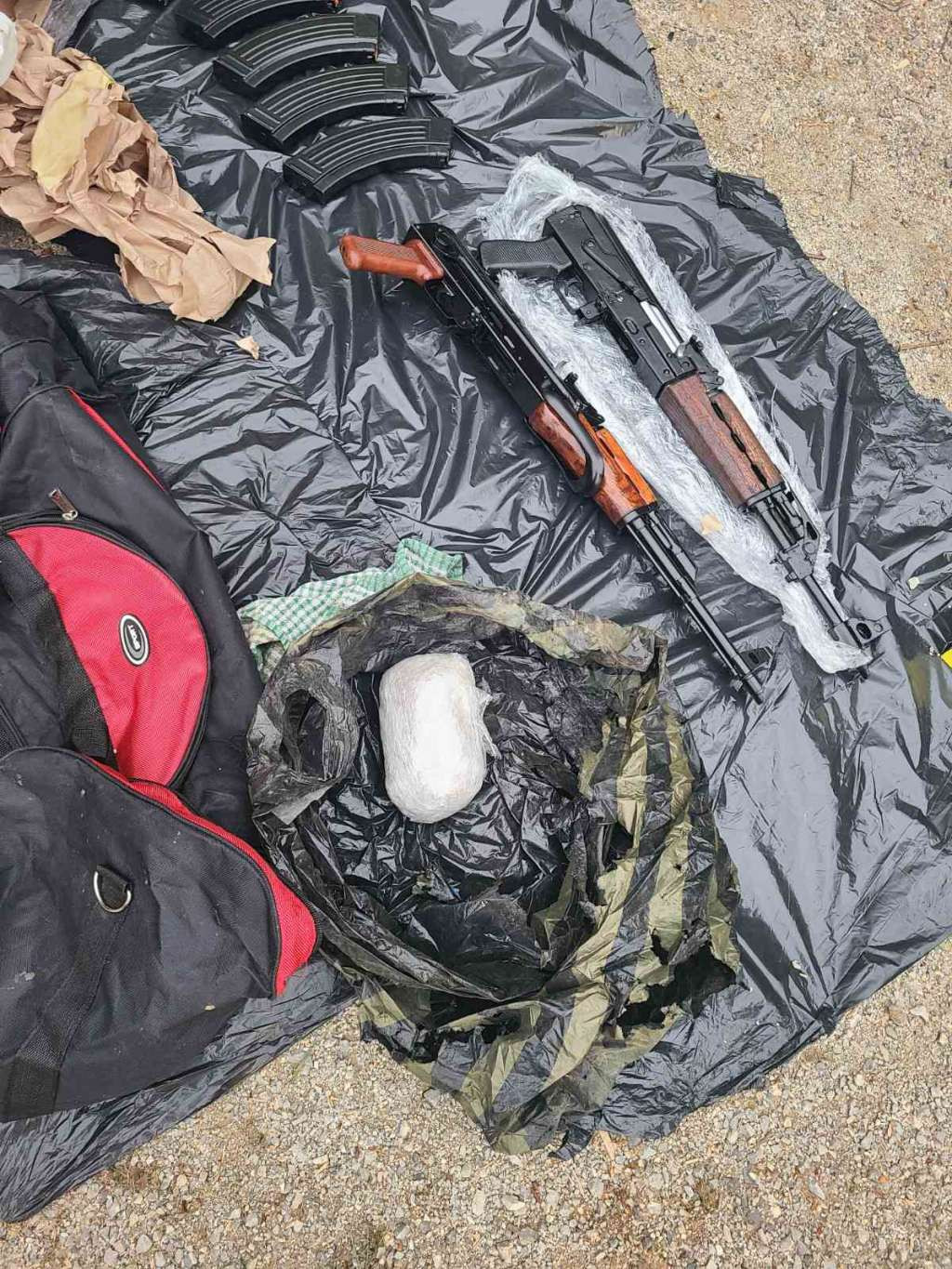 U Velikoj Kladuši uhapšene tri osobe, zaplijenjeno više od kilograma heroina, kokain i oružje