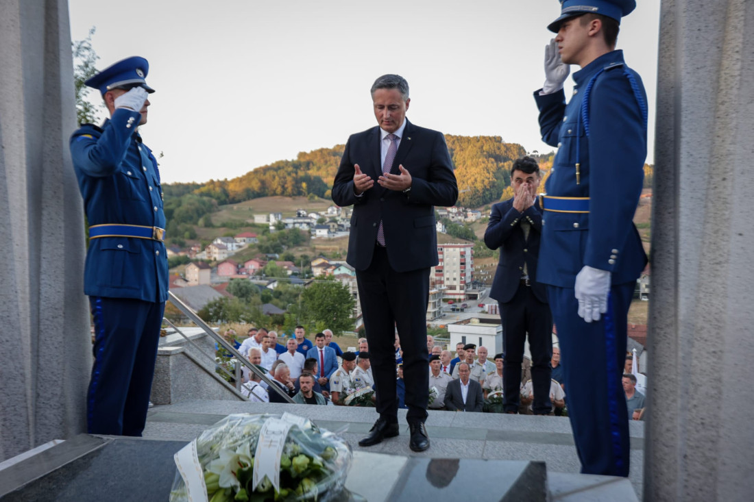 Bećirović u Bužimu odao počast heroju odbrambeno-oslobodilačkog rata Izetu Naniću