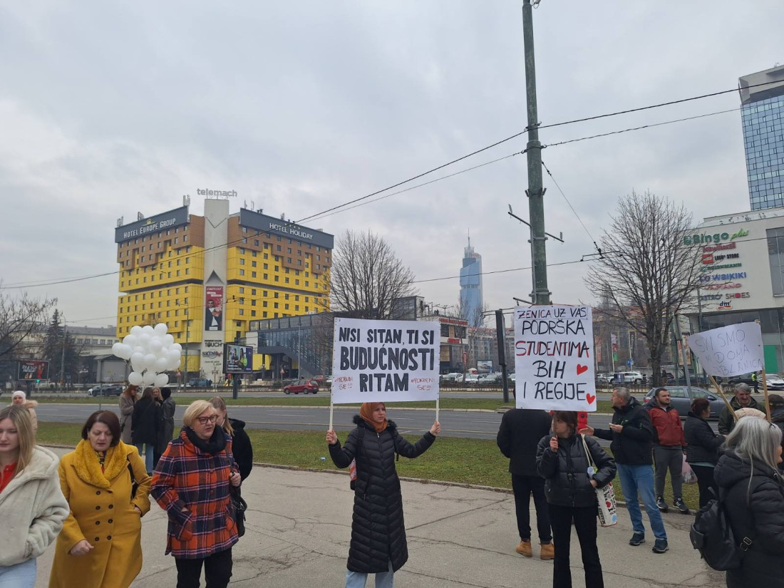 Mirni protesti studenata i građana pred zgradom Parlamenta BiH