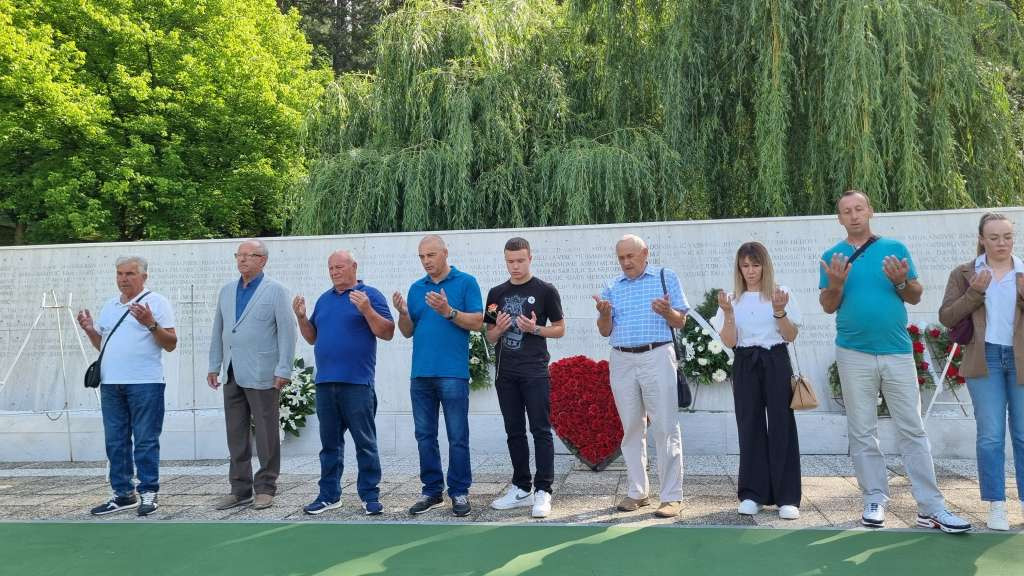 Položeno cvijeće u Aleji mladosti na Slanoj Banji u Tuzli