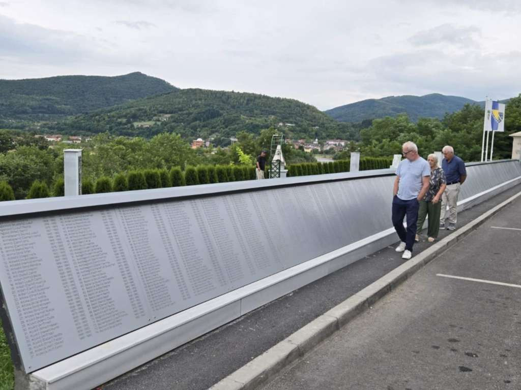 U Memorijalnim kompleksu u Ustikolini urađen zid sa imenima 2.360 ubijenih Fočaka