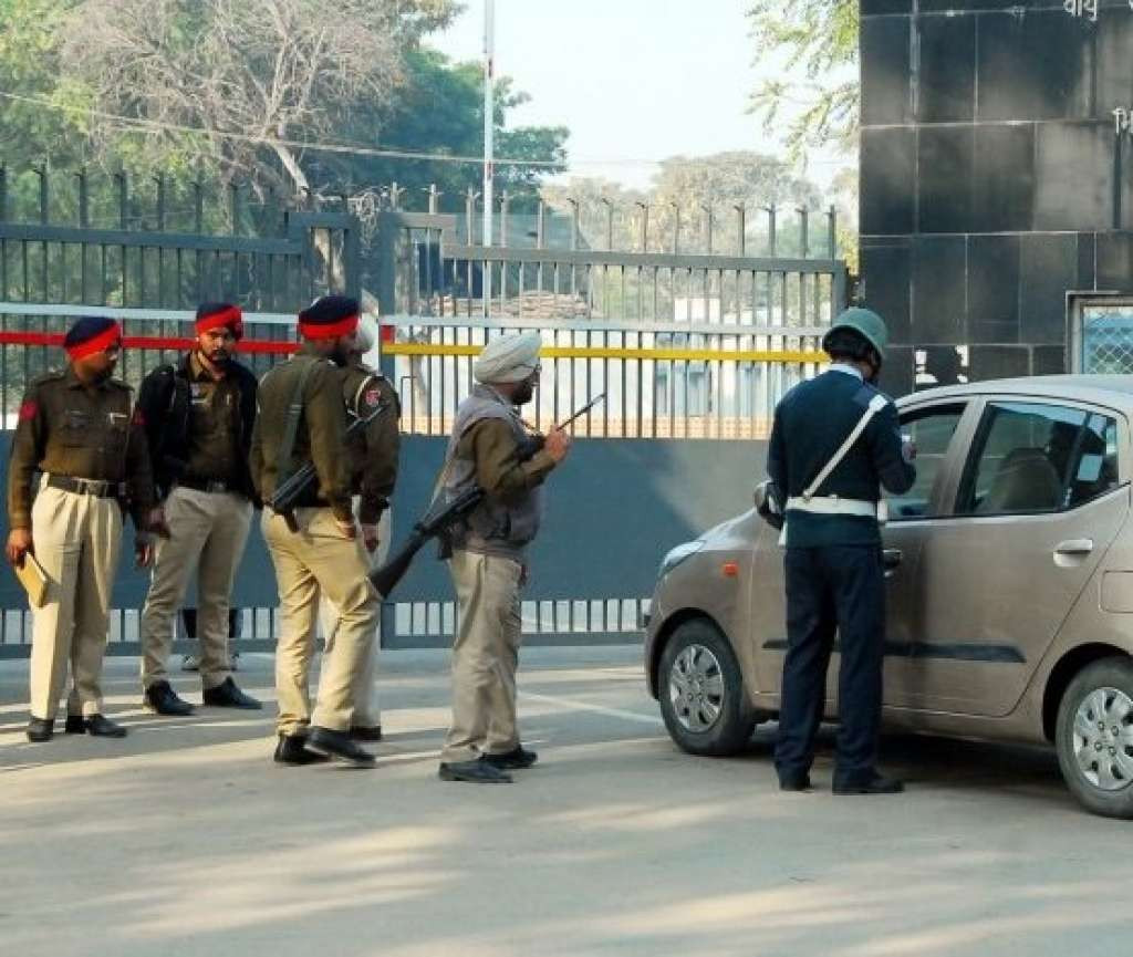 Četiri vojnika ubijena u pucnjavi u indijskoj vojnoj bazi, napadači u bijegu