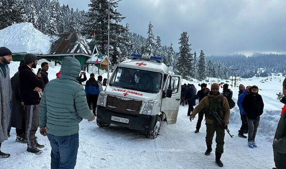 Dvoje skijaša poginulo u lavini u Indiji
