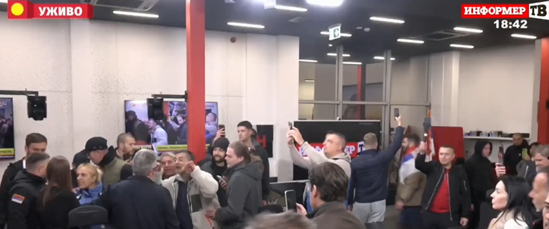 Nekoliko desetina demonstranata ušlo u Informer, prekinut redovan program te televizije