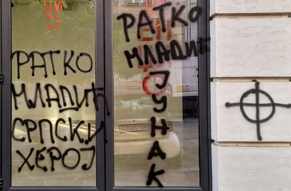 Grupa mladića i dalje čuva mural, išarane prostorije Inicijative mladih za ljudska prava