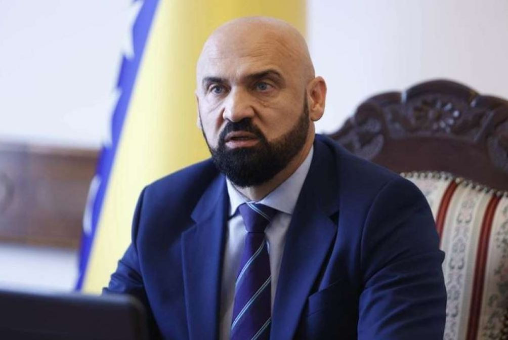 Isak: Dodik se uspio samo 'mirno razdružiti' sa debitnim karticama