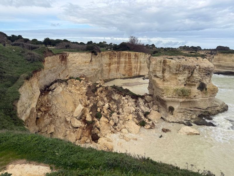 Italijanski čuveni "Luk Zaljubljenih" srušio se u more na Dan zaljubljenih