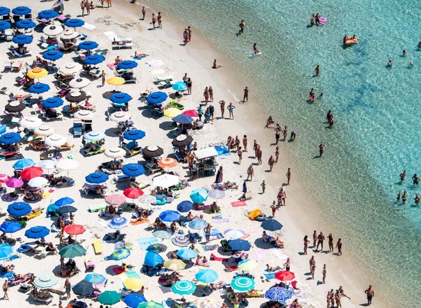 Na plaži na Sardiniji zabranjeni suncobrani