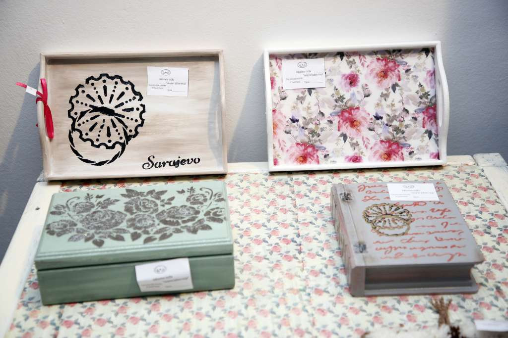 Otvorena inkluzivna izložba radova štićenika Zavoda Pazarić i akademskog slikara Sulejmana Haljevca