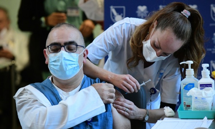 U Irskoj preporučuju privremeni prekid cijepljenjem AstraZenecom