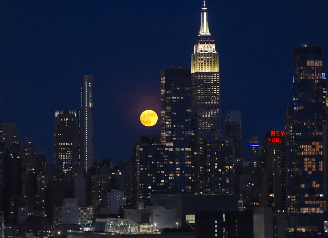 Jagodni Mjesec iznad Manhattana u New Yorku