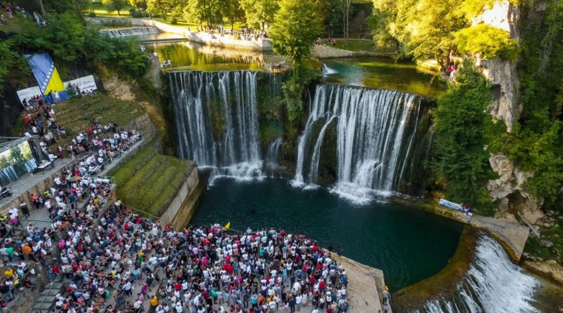 Neprijavljeni skakač s Plivskog vodopada zadobio teže povrede