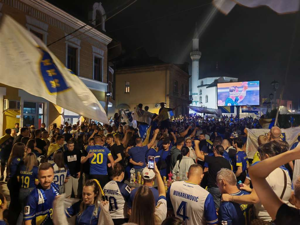Jajce disalo kao jedno: Pobjeda BiH nad Katarom slavila se do duboko u noć na prepunom Trgu