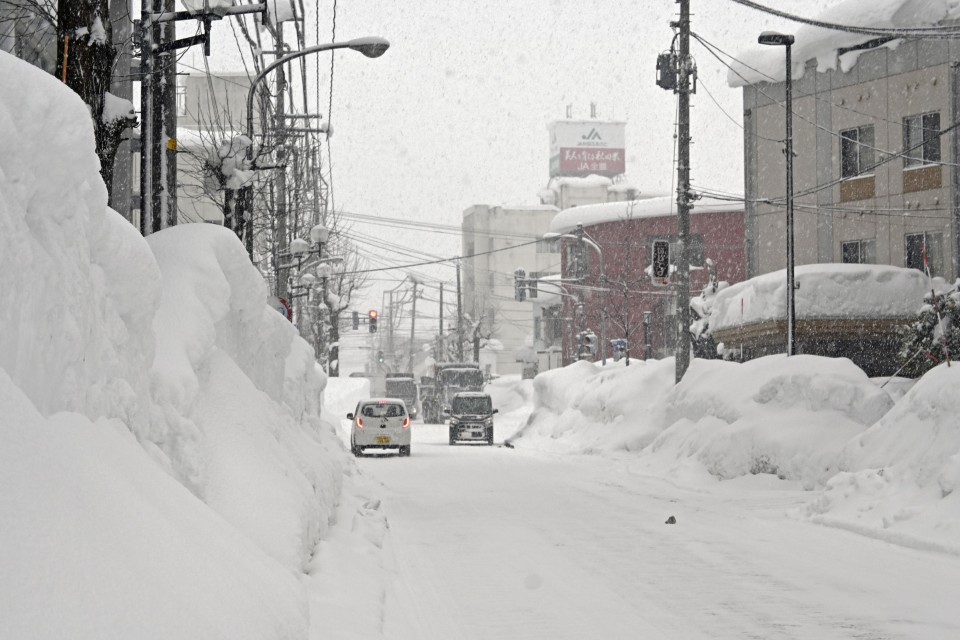 Snažne snježne padavine i oluja pogodili Japan: Preminulo 38 osoba