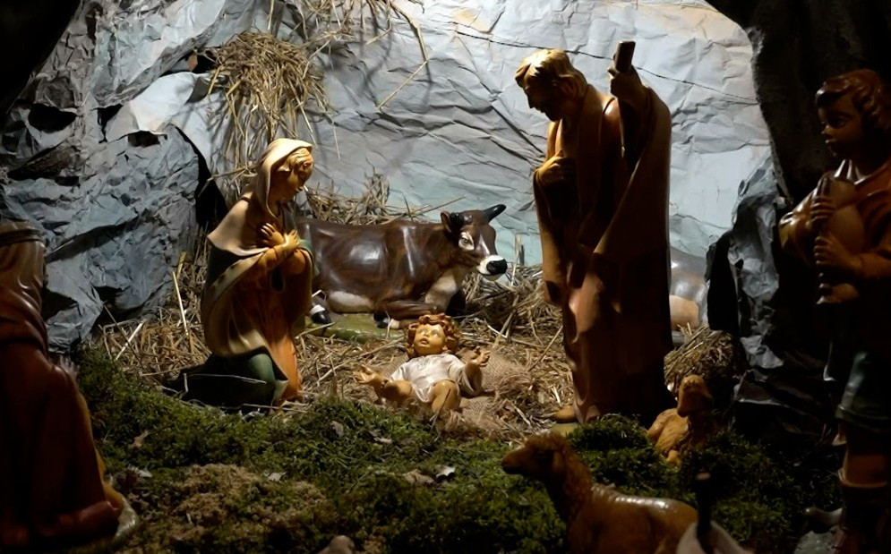 Novaci samostana na Humcu u crkvi Sv. Ante Padovanskog postavljaju tematske jaslice kojima uz božićnu, prenose i druge važne poruke